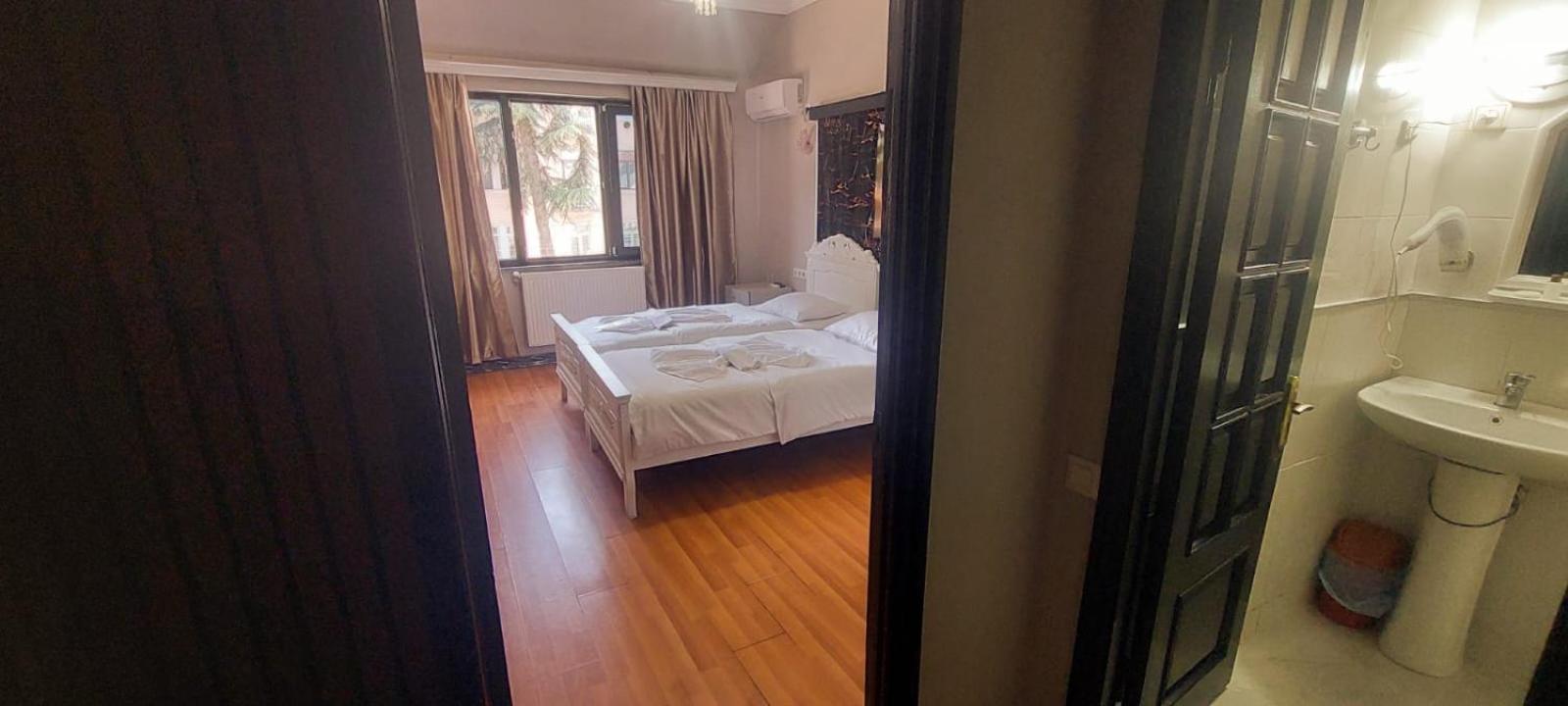 Metrepol Hotel Batumi Esterno foto