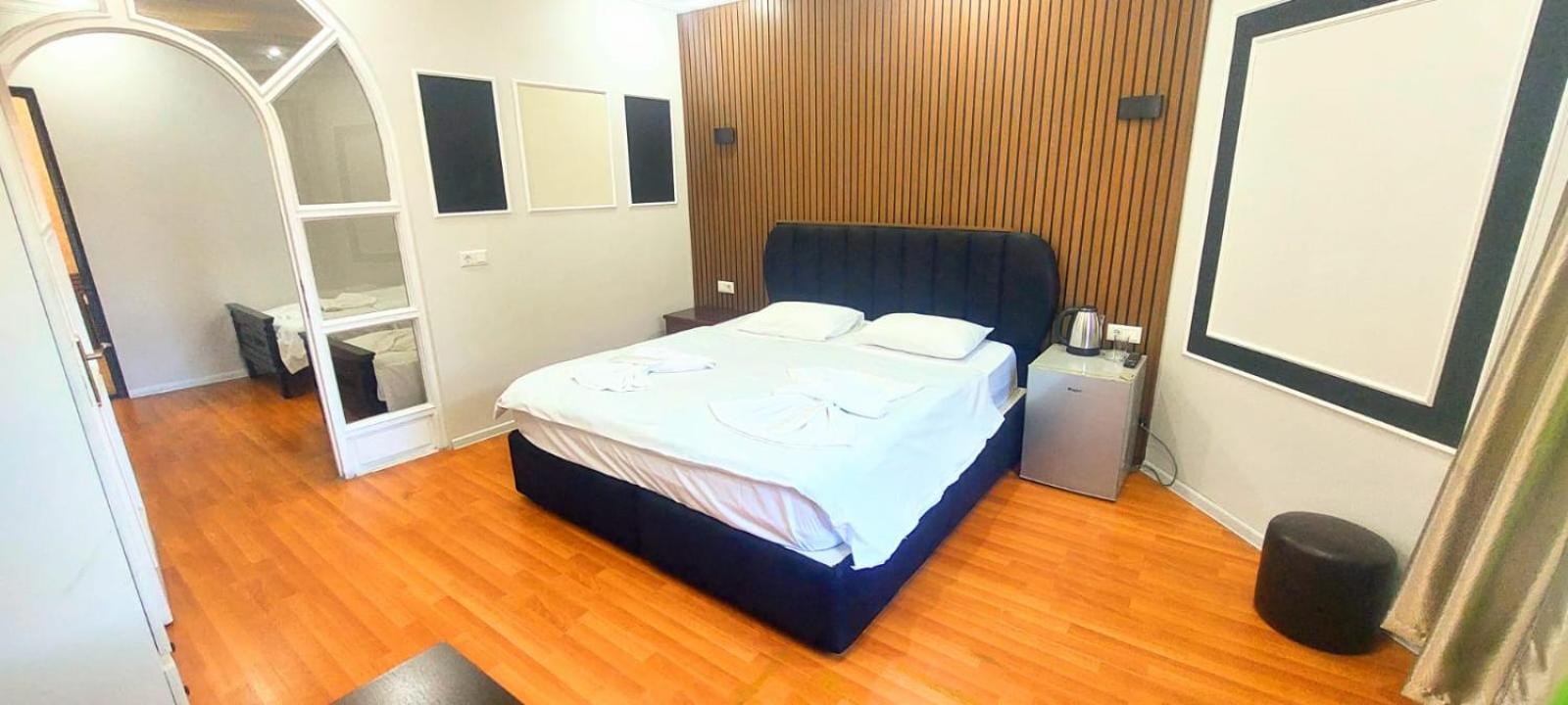 Metrepol Hotel Batumi Esterno foto
